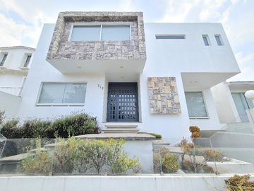 VENTA DE CASA EN CHILUCA (3 NIVELES)