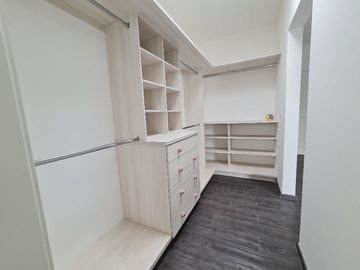 VENTA DE CASA EN CHILUCA (3 NIVELES)