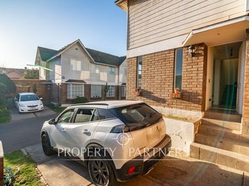 Casa en condominio de tres niveles en San Joaquin