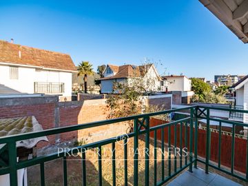 Casa en condominio de tres niveles en San Joaquin