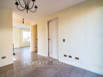 Casa en condominio de tres niveles en San Joaquin