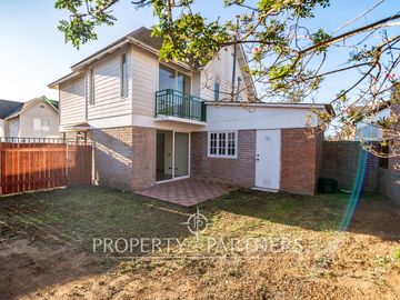 Casa en condominio de tres niveles en San Joaquin