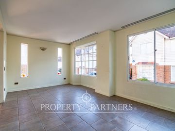 Casa en condominio de tres niveles en San Joaquin