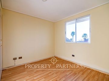 Casa en condominio de tres niveles en San Joaquin