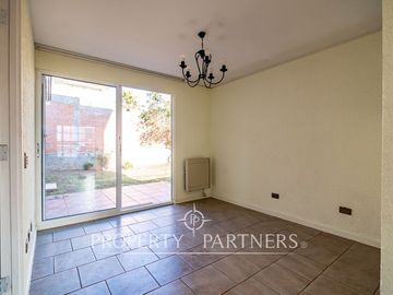 Casa en condominio de tres niveles en San Joaquin