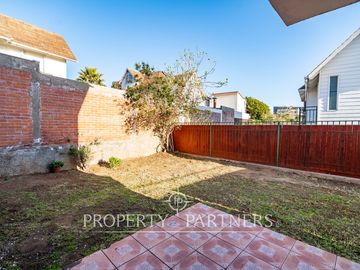 Casa en condominio de tres niveles en San Joaquin