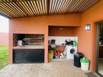 Casa de dos dormitorios en Sicardi en Venta