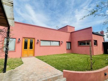 Casa de dos dormitorios en Sicardi en Venta