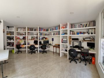 CASA EN VENTA EN FRACC. BOSQUES DE SANCTORUM CON EXCEDENTE DE TERRENO!