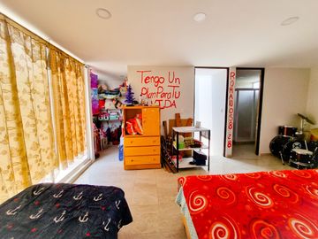 CASA EN VENTA EN FRACC. BOSQUES DE SANCTORUM CON EXCEDENTE DE TERRENO!