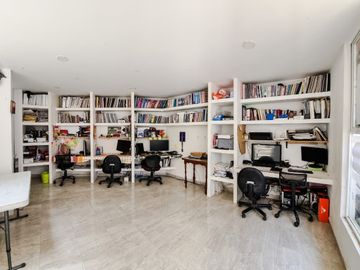 CASA EN VENTA EN FRACC. BOSQUES DE SANCTORUM CON EXCEDENTE DE TERRENO!