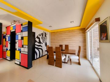 CASA EN VENTA EN FRACC. BOSQUES DE SANCTORUM CON EXCEDENTE DE TERRENO!