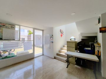 CASA EN VENTA EN FRACC. BOSQUES DE SANCTORUM CON EXCEDENTE DE TERRENO!