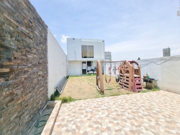 CASA EN VENTA EN FRACC. BOSQUES DE SANCTORUM CON EXCEDENTE DE TERRENO!