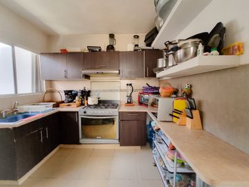 CASA EN VENTA EN FRACC. BOSQUES DE SANCTORUM CON EXCEDENTE DE TERRENO!