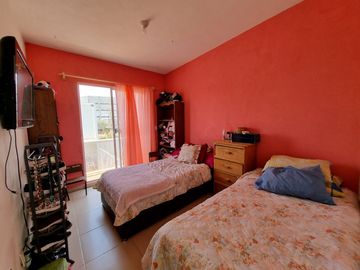 CASA EN VENTA EN FRACC. BOSQUES DE SANCTORUM CON EXCEDENTE DE TERRENO!