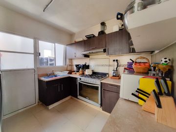 CASA EN VENTA EN FRACC. BOSQUES DE SANCTORUM CON EXCEDENTE DE TERRENO!