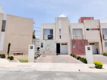 CASA EN VENTA EN FRACC. BOSQUES DE SANCTORUM CON EXCEDENTE DE TERRENO!