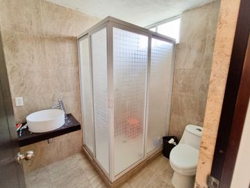 CASA EN VENTA EN FRACC. BOSQUES DE SANCTORUM CON EXCEDENTE DE TERRENO!