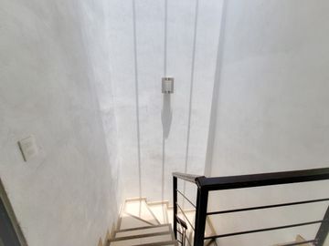 CASA EN VENTA EN FRACC. BOSQUES DE SANCTORUM CON EXCEDENTE DE TERRENO!