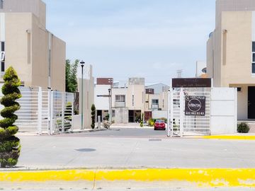 CASA EN VENTA EN FRACC. BOSQUES DE SANCTORUM CON EXCEDENTE DE TERRENO!