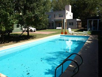 Casa impecable en Roldan, moderna , apta credito