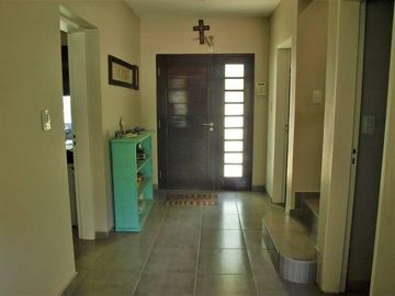 Casa impecable en Roldan, moderna , apta credito