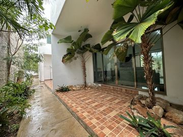 CASA EN VENTA UBICADA EN SAN SEBASTIAN, CENTRO DE MERIDA.