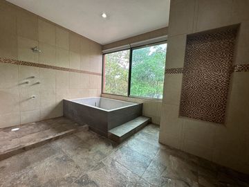 CASA EN VENTA UBICADA EN SAN SEBASTIAN, CENTRO DE MERIDA.