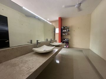 CASA EN VENTA UBICADA EN SAN SEBASTIAN, CENTRO DE MERIDA.