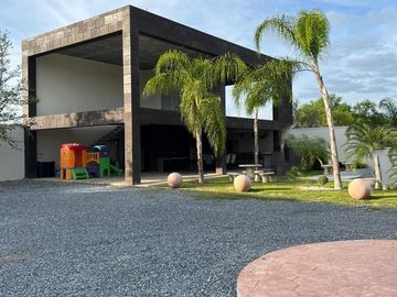 Quinta en  VENTA con alberca Los Lirios Montemoprelos