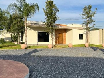 Quinta en  VENTA con alberca Los Lirios Montemoprelos