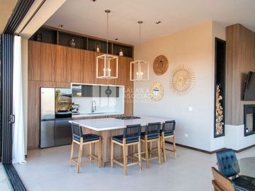 HERMOSA CASA NUEVA CON ALBERCA EN VALLE DE GUADALUPE