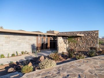 HERMOSA CASA NUEVA CON ALBERCA EN VALLE DE GUADALUPE