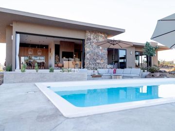 HERMOSA CASA NUEVA CON ALBERCA EN VALLE DE GUADALUPE