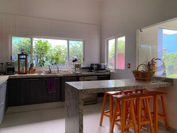VENTA CASA CON ALBERCA EN LOMAS DE TETELA, CUARNAVACA, MORELOS