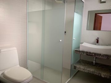 VENTA CASA CON ALBERCA EN LOMAS DE TETELA, CUARNAVACA, MORELOS