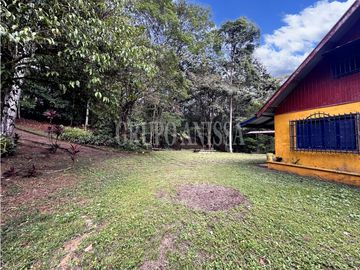 Oportunidad! Se Vende Casa con Amplio lote en Cerro Azul