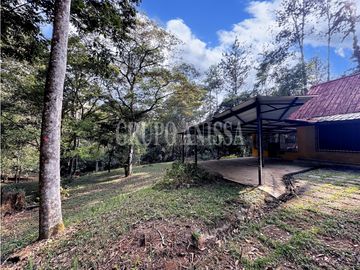 Oportunidad! Se Vende Casa con Amplio lote en Cerro Azul