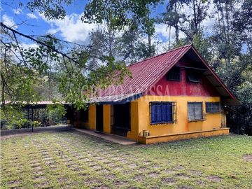 Oportunidad! Se Vende Casa con Amplio lote en Cerro Azul