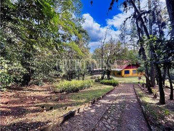 Oportunidad! Se Vende Casa con Amplio lote en Cerro Azul