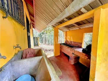 Oportunidad! Se Vende Casa con Amplio lote en Cerro Azul