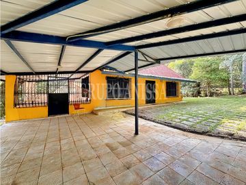 Oportunidad! Se Vende Casa con Amplio lote en Cerro Azul