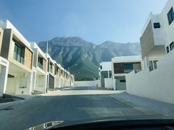 CASA EN VENTA EN CUMBRES ALLEGRO