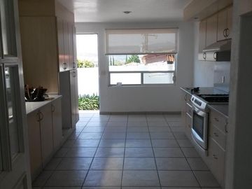 Se Vende Residencia en Villas del Mesón, UNA PLANTA, Terreno 1,000 m2, Única.