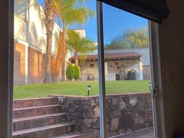 Se Vende Residencia en Villas del Mesón, UNA PLANTA, Terreno 1,000 m2, Única.