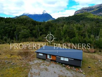 Patagonia, encantadora casa Carretera Austral, orilla rio El Lobo