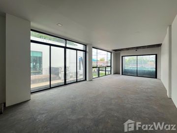 3 stories TownHouse in Malada Maz