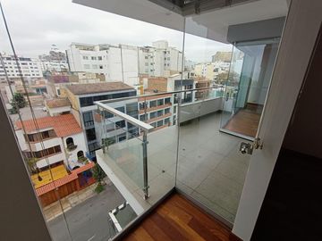 VENDO DEPARTAMENTO A MEDIA CUADRA DEL MALECÓN DE MIRAFLORES