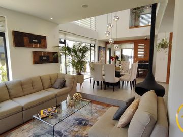 Amplia Casa en venta de 3 habitaciones, dentro de conjunto con balcón, sector Nayon-Tanda, Quito
